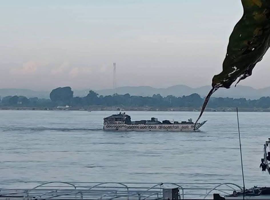 Two warships sailing up from Mandalay arrive in Wetlet, attacking surrounding areas by air