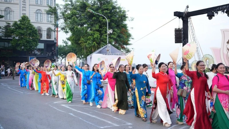 ハノイ蓮祭り、アオザイ行進で2つの新記録樹立