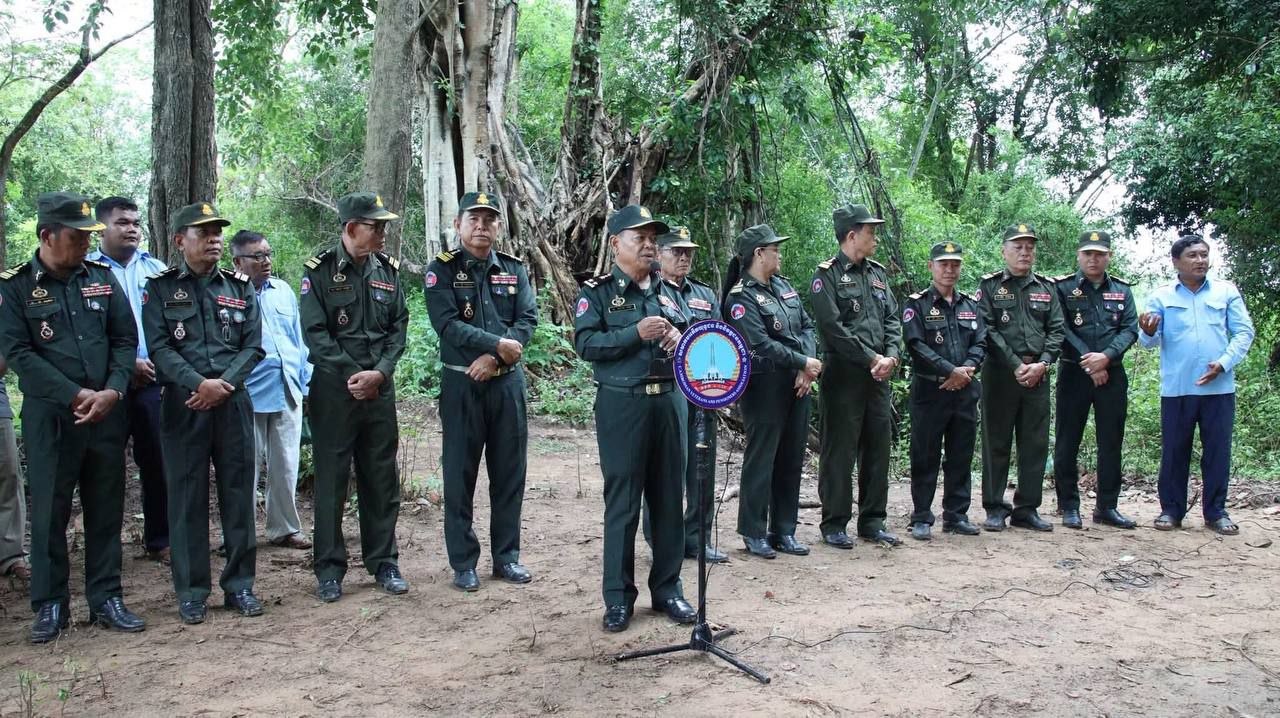 Cambodian Prime Minister and Wife Provide Humanitarian Aid to 35 Impoverished Veteran and Citizen Families