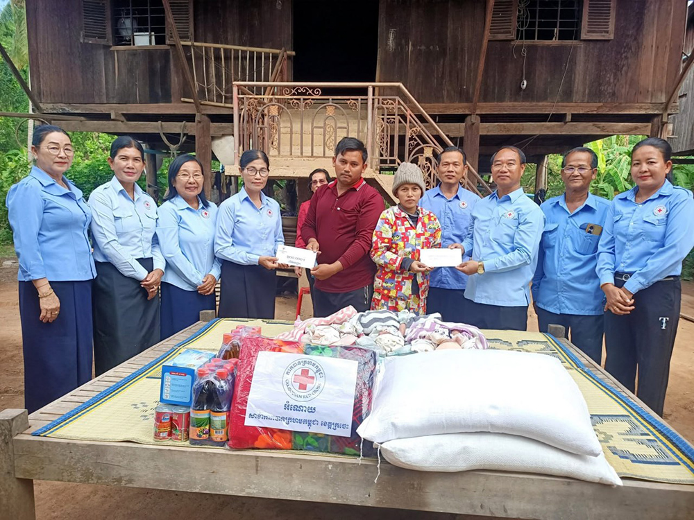 カンボジア赤十字、三つ子誕生の貧困家庭へ人道支援