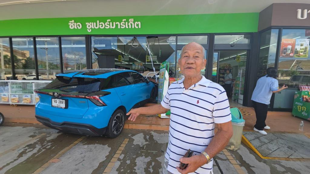 スリリング! 82歳の祖父がセダンを運転してチョンブリー県サッタヒープ地区のCJ店舗に衝突し、従業員に重大な損害を与え、客3人が負傷した