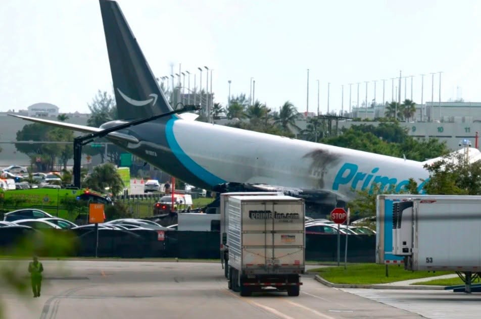 マイアミ空港でアマゾン貨物機が滑走路を外れ、5人死亡