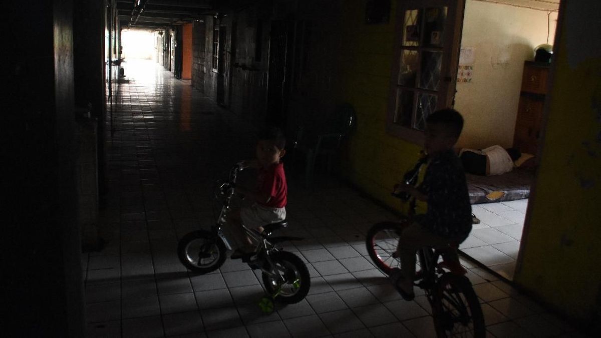 Surabaya Power Outage Causes Traffic Chaos, Disrupts Railway Gates