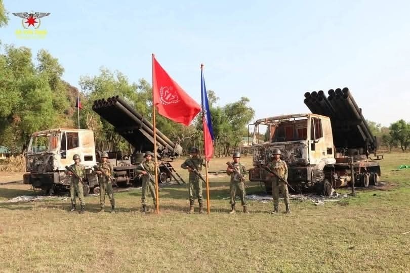 In the Battle of Pa Taung District, the army of the elected government was injured and had to be urgently transported by ambulances. Reinforce with 40 military vehicles