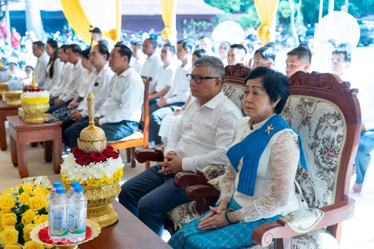 Cambodian PM's Representatives Donate Offerings to 9 Temples in Angkor Area