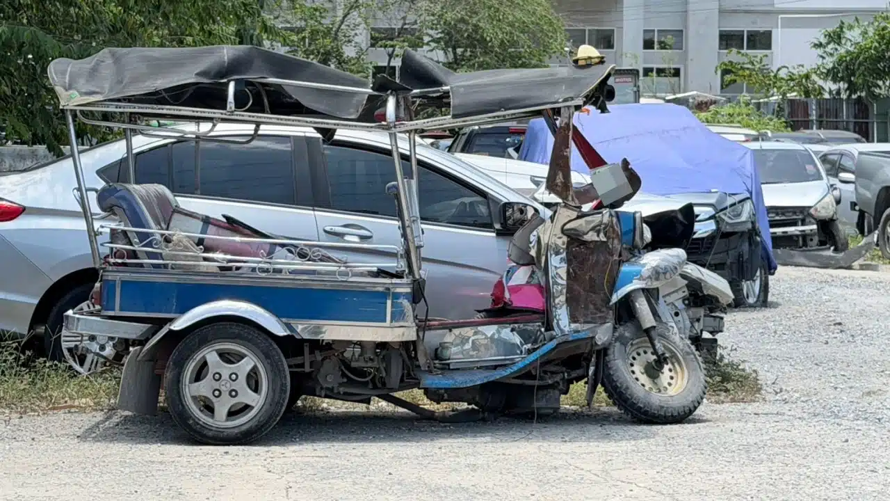 飲酒運転BMW、トゥクトゥクに衝突し3人死亡 ノンタブリーで悲劇