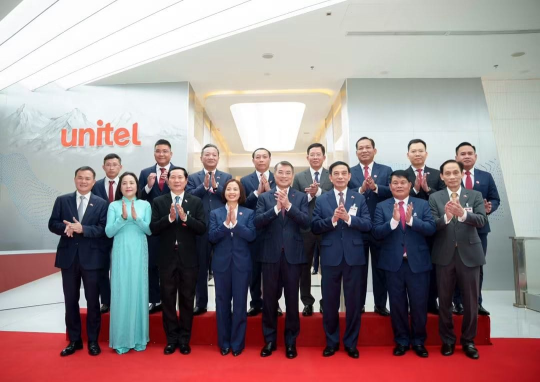 ベトナム首相、ラオス国内通信大手Unitelを視察 デジタル化推進と経済協力強化を確認