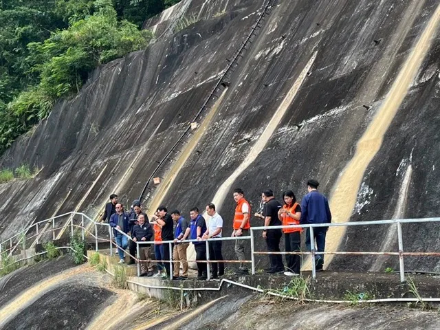 Thai Agency Inspects Flood-Damaged Bridge and Dam Discharge Plan in Kanchanaburi