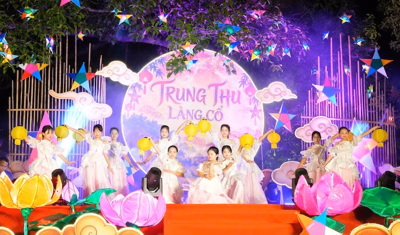 Duong Lam Ancient Village Hosts Traditional Mid-Autumn Festival 'Night of the Ancient Village Moon'