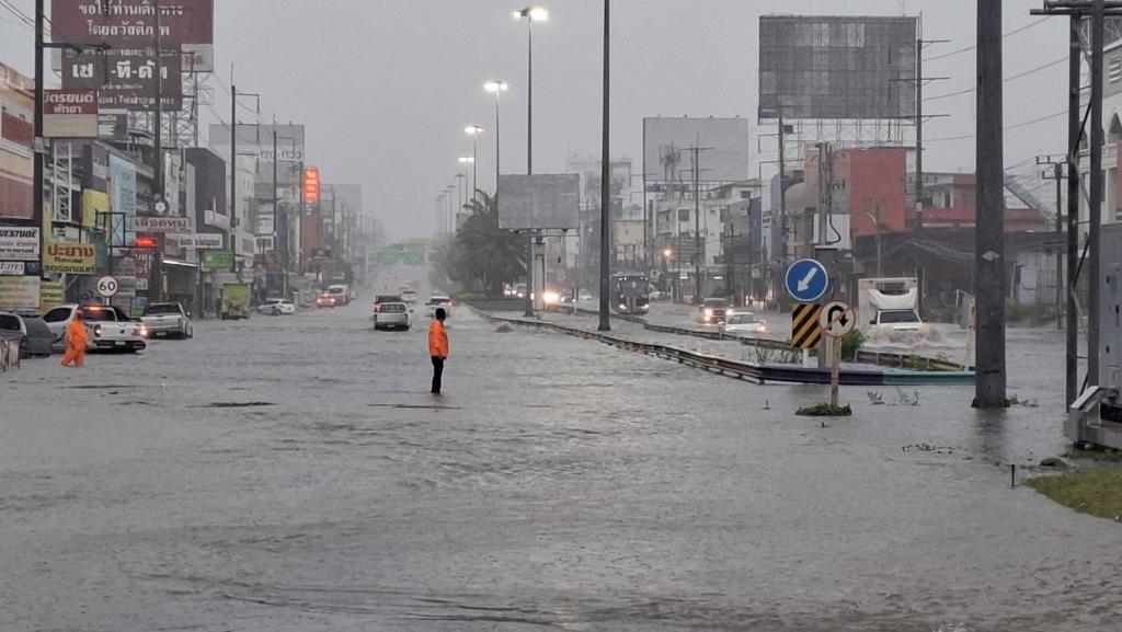 パタヤ、集中豪雨で道路冠水