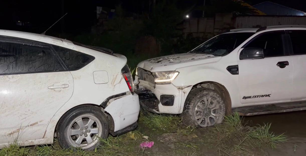 家族内紛争:夫が州ナンバープレートを付けた車を運転し、妻の車に衝突し、銃を取り出し、負傷した息子を射殺