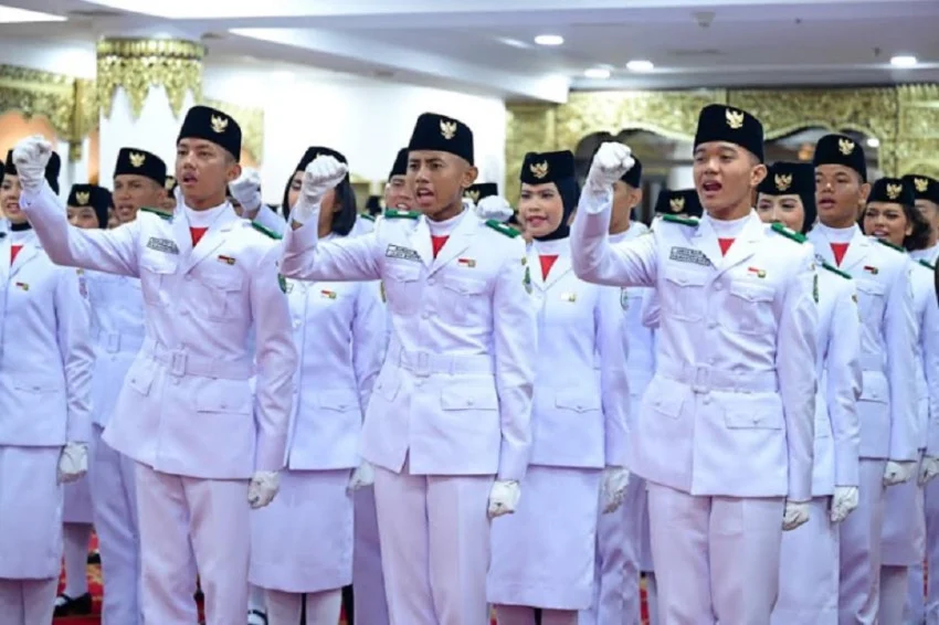 インドネシア独立記念日、西カリマンタン出身の女性が国旗掲揚式典で「バキ」を運ぶ