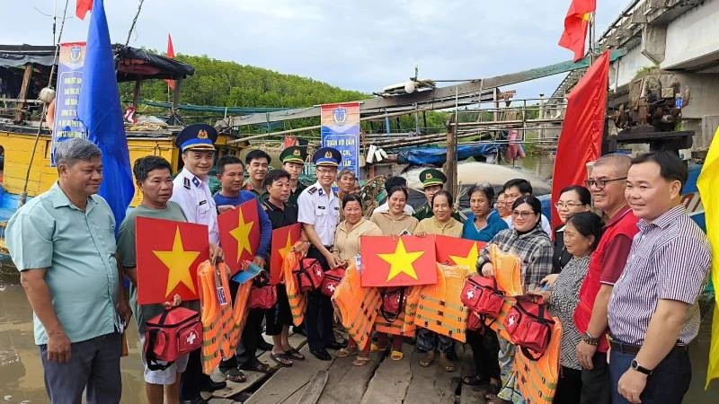 Vietnam Coast Guard Partners with Fishermen for Legal Compliance and Maritime Sovereignty Protection