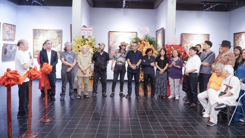 Veteran Vietnamese Painters Showcase Half-Century Artistic Journey in Exhibition