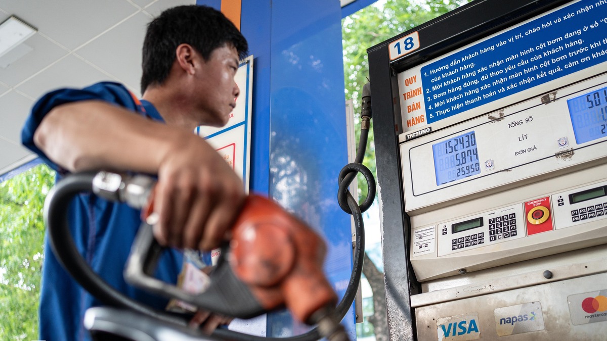 Vietnam Slashes Fuel Prices, Proposes Oil Business Law Reform