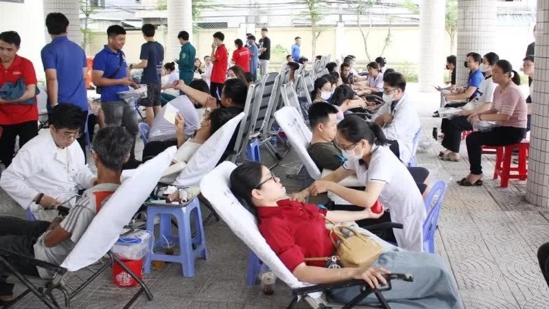 Da Nang Collects 686 Units of Blood at Red Journey Event