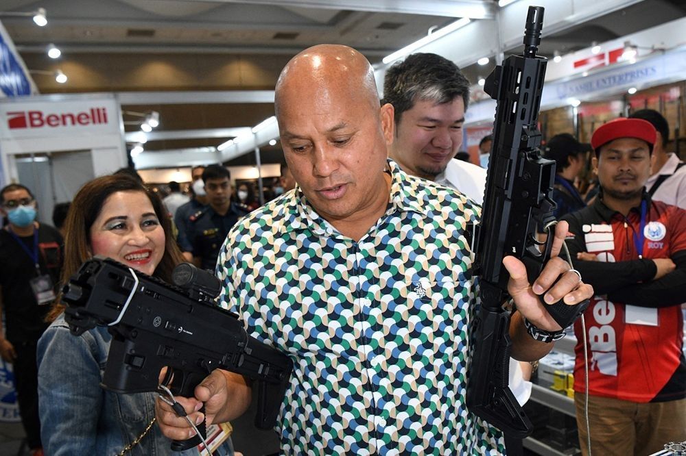 デラロサ上院議員、20丁の銃器を当局に引き渡し