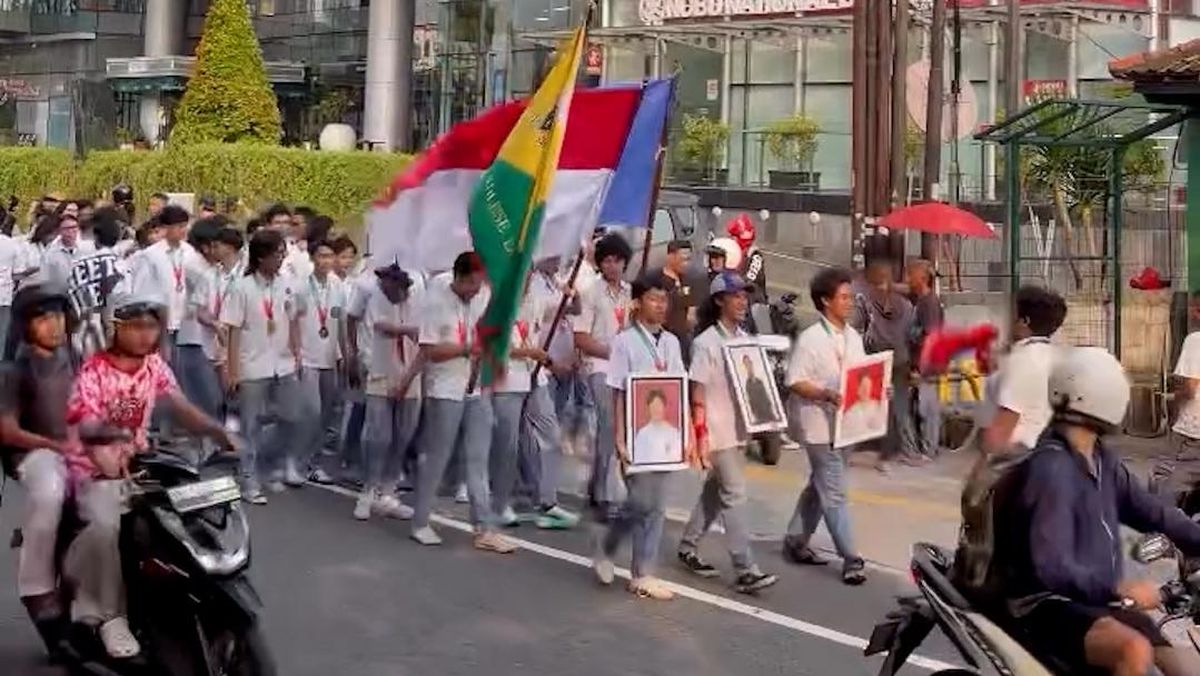ジョグジャカルタの高校生、卒業を祝う「行進と社会貢献活動」を実施