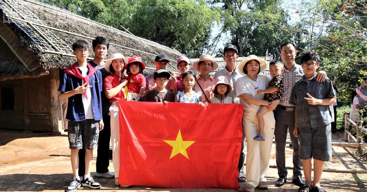 Tens of Thousands Visit Ho Chi Minh's Birthplace on National Day