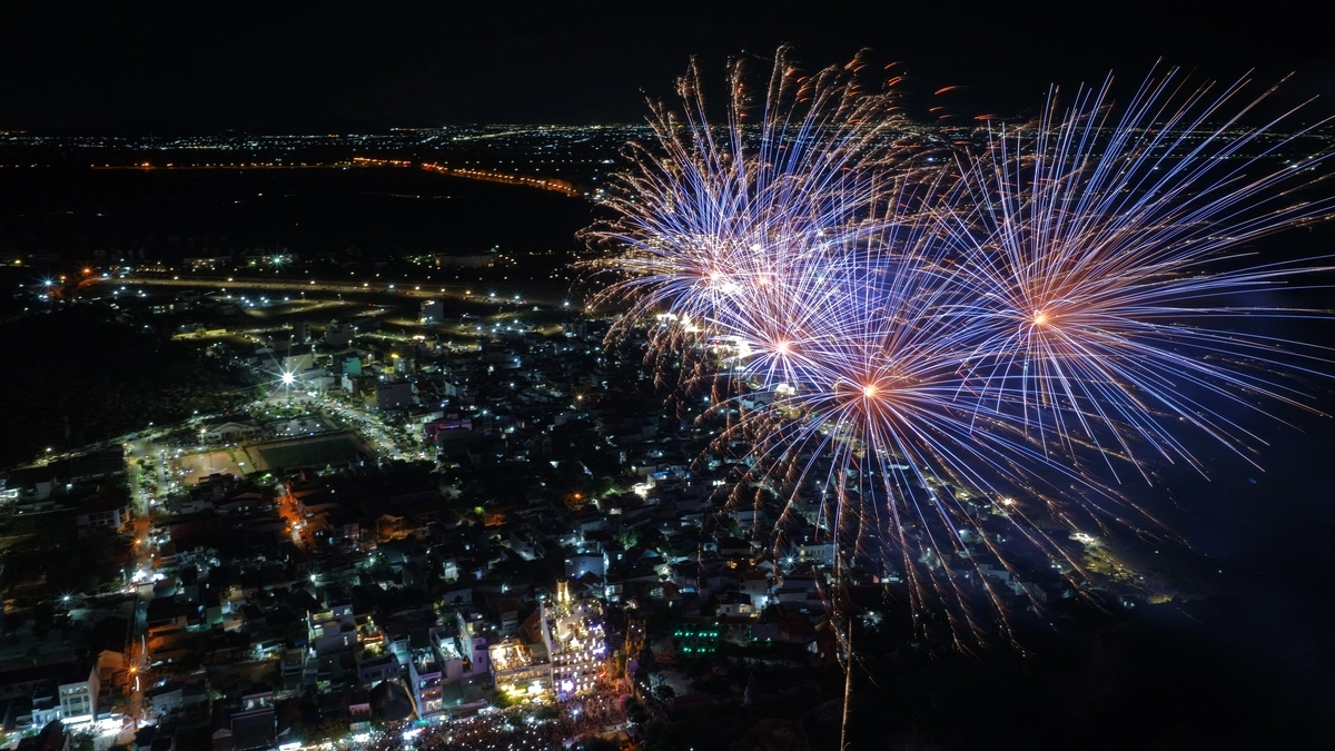 Thousands Attend Music and Fireworks Show at Eo Gio, Quy Nhon