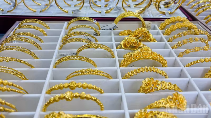 Vietnam Gold Prices Fall: SJC Down 600,000 VND Amid Global Trends
