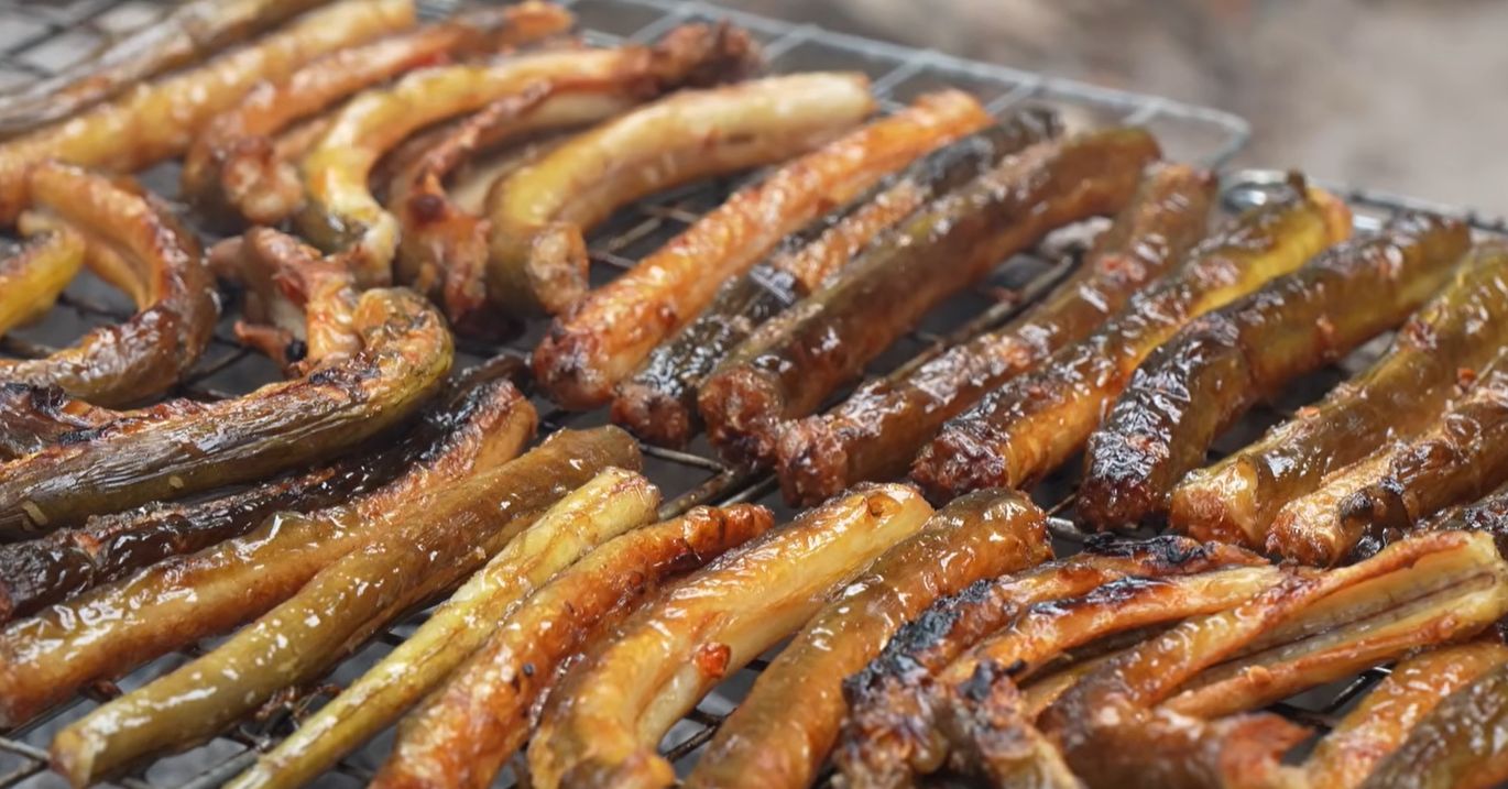 Eel-like 'lich' fish becomes a sought-after seasonal delicacy in Vietnam