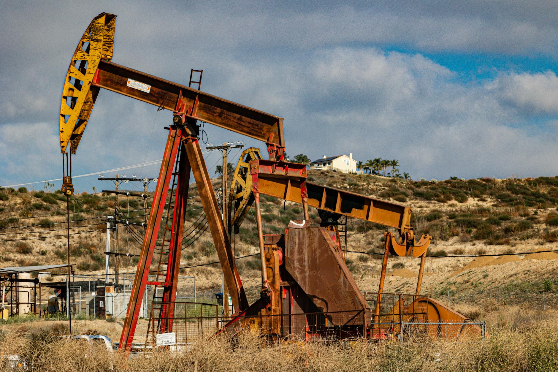 米国制裁初日、ホルムズ海峡をタンカーが通過