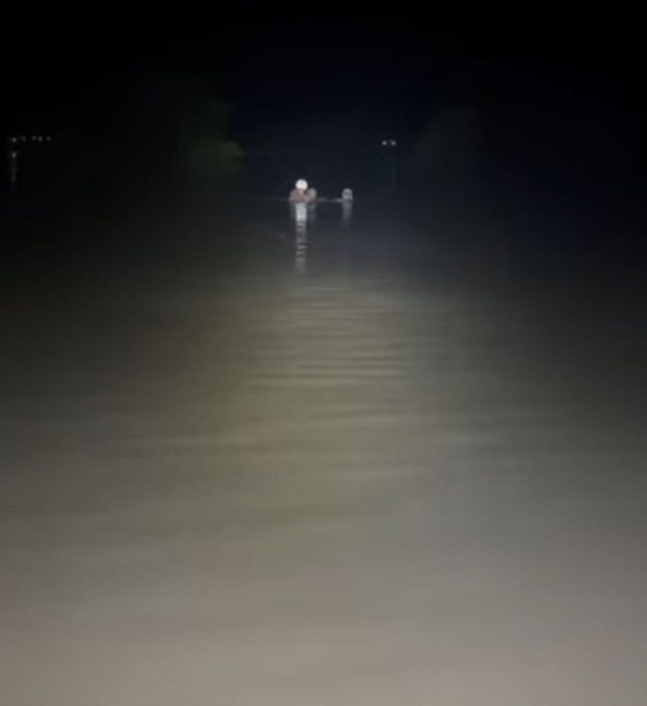 レーミョーナ地区で11人が洪水で流されるも救助される