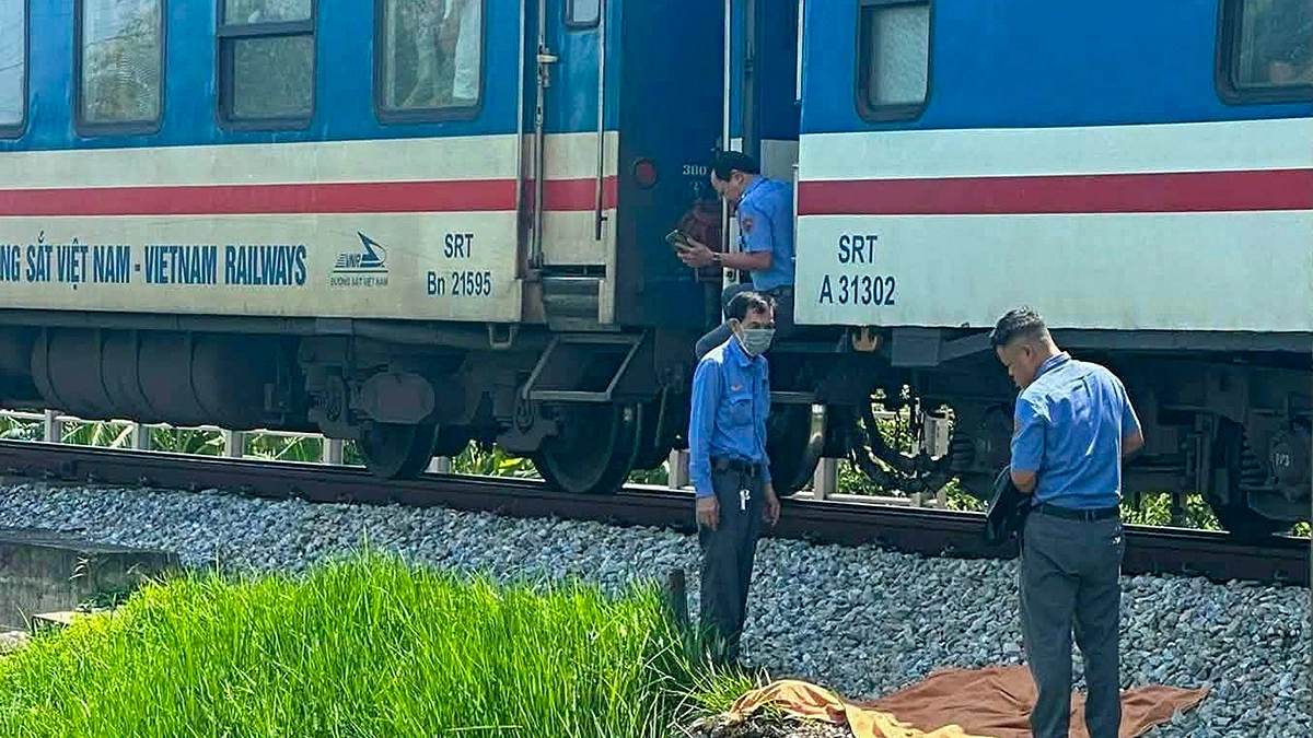 Elderly Woman Dies After Ignoring Railway Crossing Signals in Nghe An