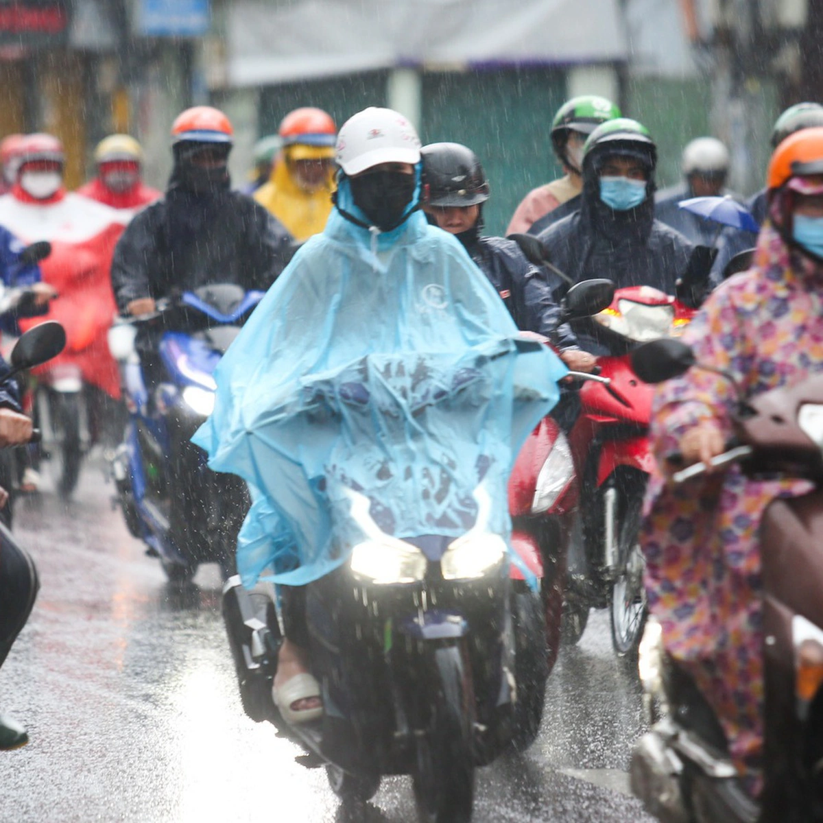 Vietnam Weather Alert: Heatwaves in North, Thunderstorms in South