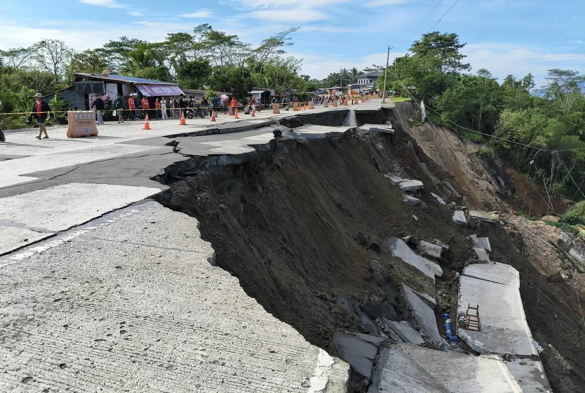 ブキドノン・ダバオ幹線道路、地滑りで寸断 交通網に打撃