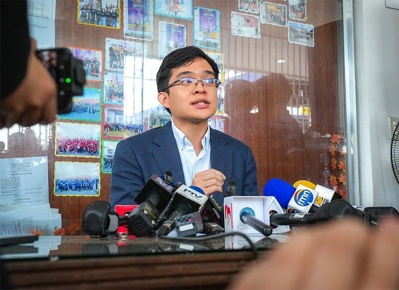逮捕状発行も「逃亡者」認定は未然、レヴィステ議員の状況