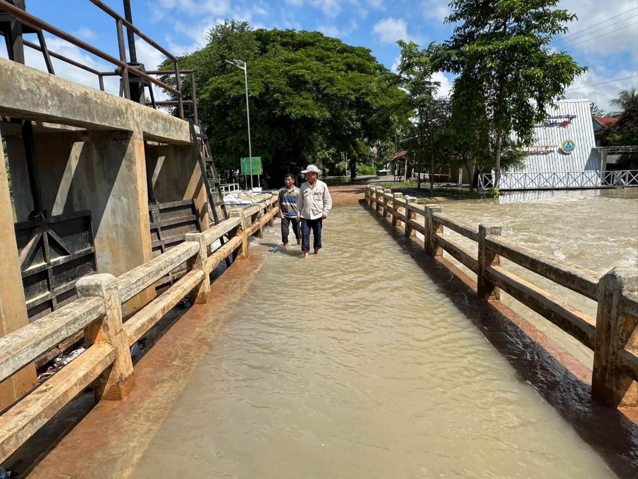 カンボジア北西部、豪雨でインフラが危機的状況に