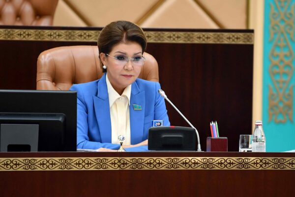 カザフスタン新党「Adilet」の影、ナザルバエフ元大統領長女の政界復帰説