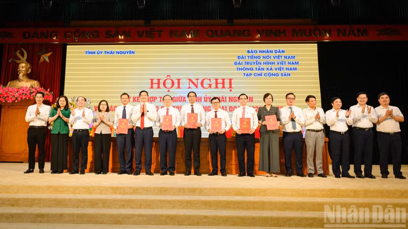Vietnam's Central Media Agencies and Thai Nguyen Province Sign Cooperation Program for 2026-2030