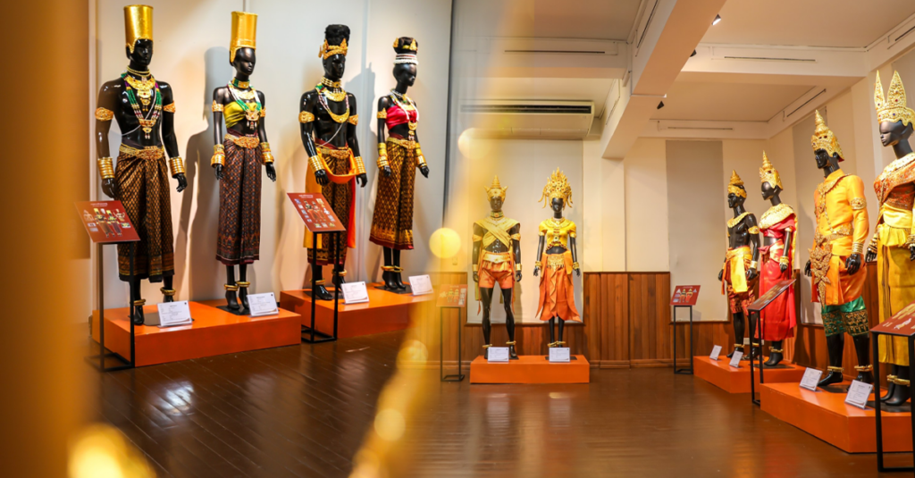 カンボジア、伝統衣装展で王族の歴史を紐解く 5王朝の衣装展示
