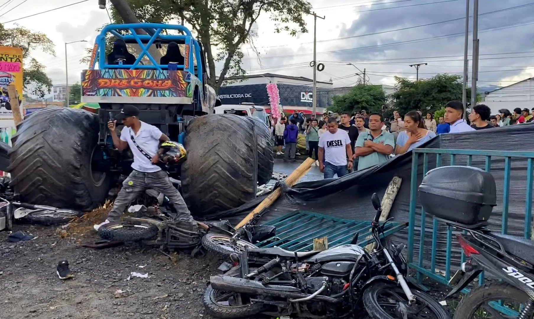 コロンビアの自動車ショーで悲劇、モンスタートラックが観客に突入し死傷者発生