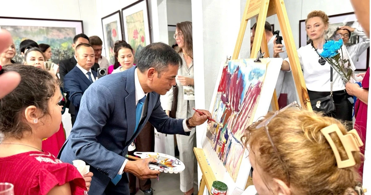 Vietnamese Art Showcases 'Fragrance of Vietnam' in Russia's Far East