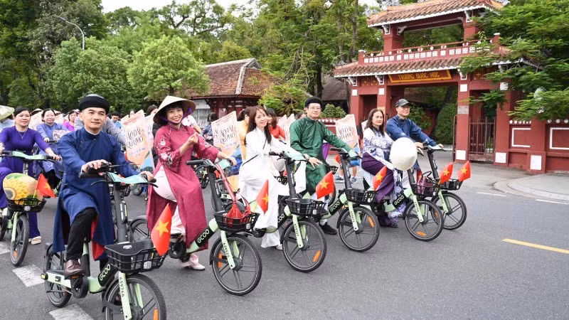 フエで「アオザイと緑の生活」をテーマにした自転車イベント開催