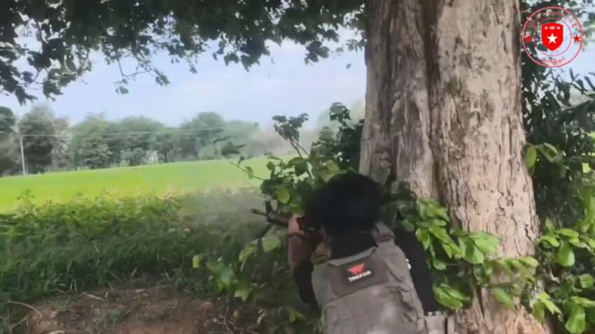 カヤン郡区で約100人からなる軍の車列への迎撃攻撃で兵士7人が死亡