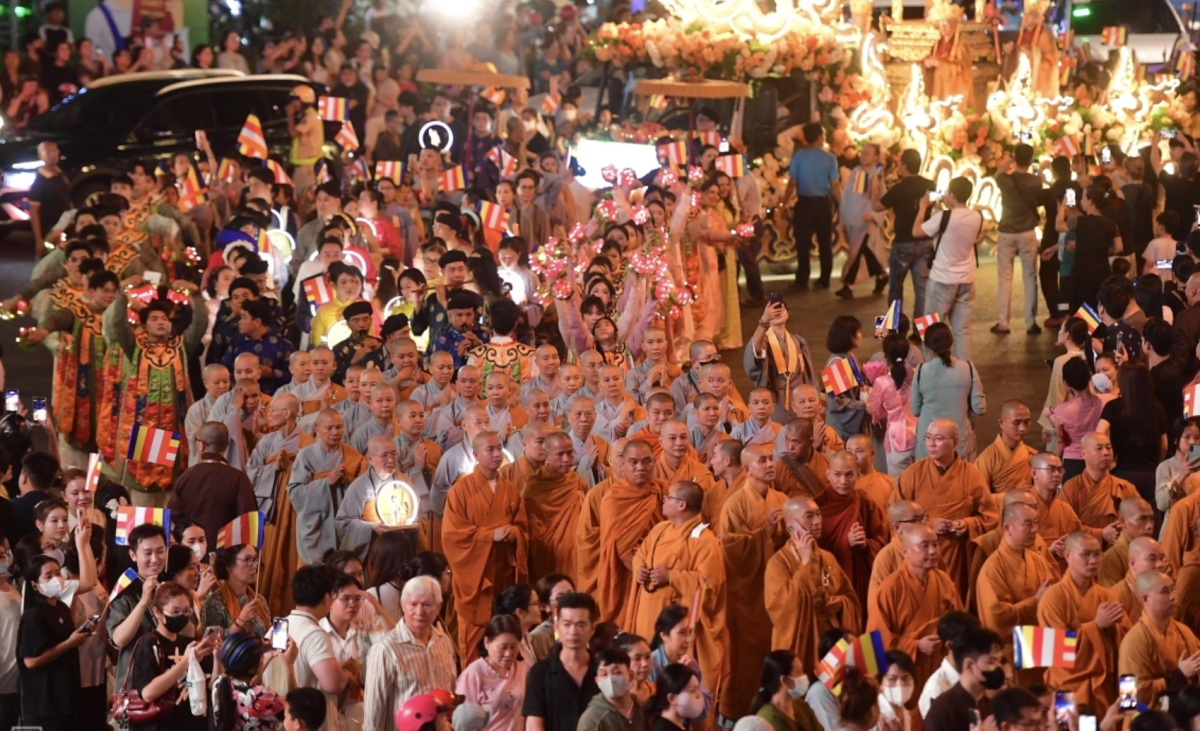 Ho Chi Minh City Sees 4km Procession of Buddha Statues