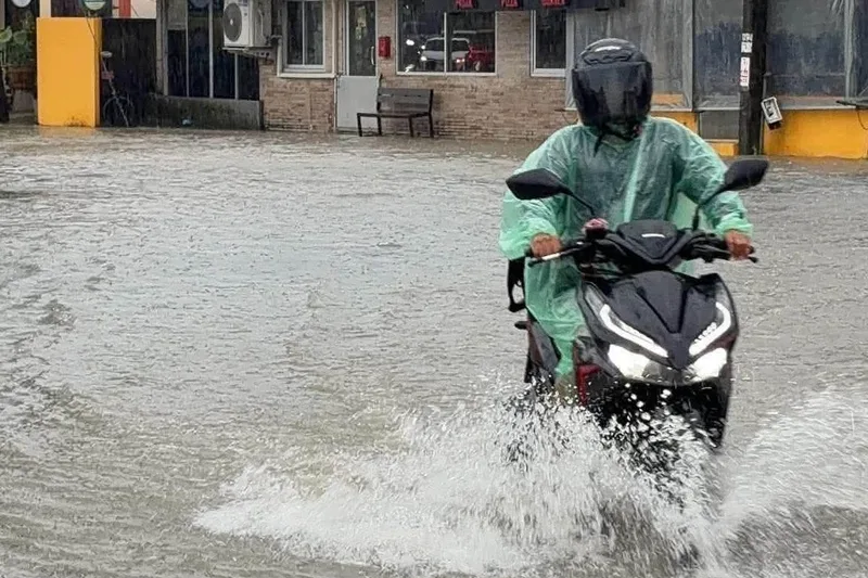 プーケット、集中豪雨で広範囲浸水 住民避難、インフラ復旧急ぐ