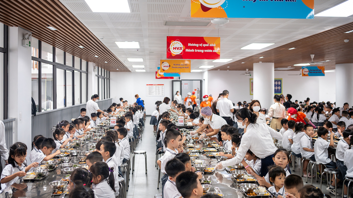 ハノイ、学校給食費値上げ案:一律1.5万ドン増、保護者合意が鍵