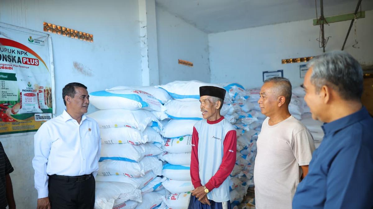 Indonesian Agriculture Minister Revokes Fertilizer Distributor Licenses Following Student Reports