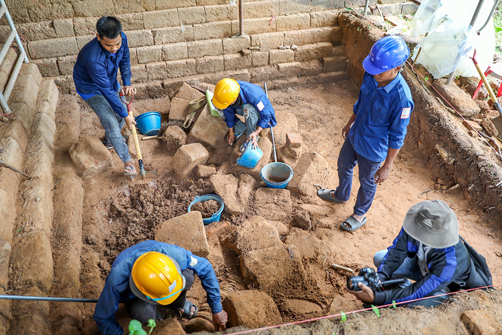 アンコール遺跡バコン寺院、西側参道橋の考古学調査を開始 修復へ向けた基盤固め