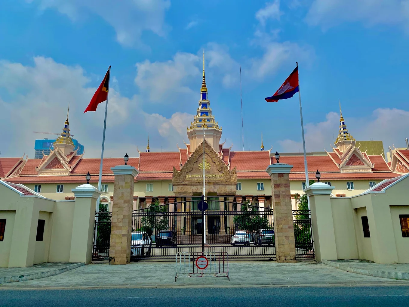 カンボジア、タイ軍ヘリの領空侵犯に抗議