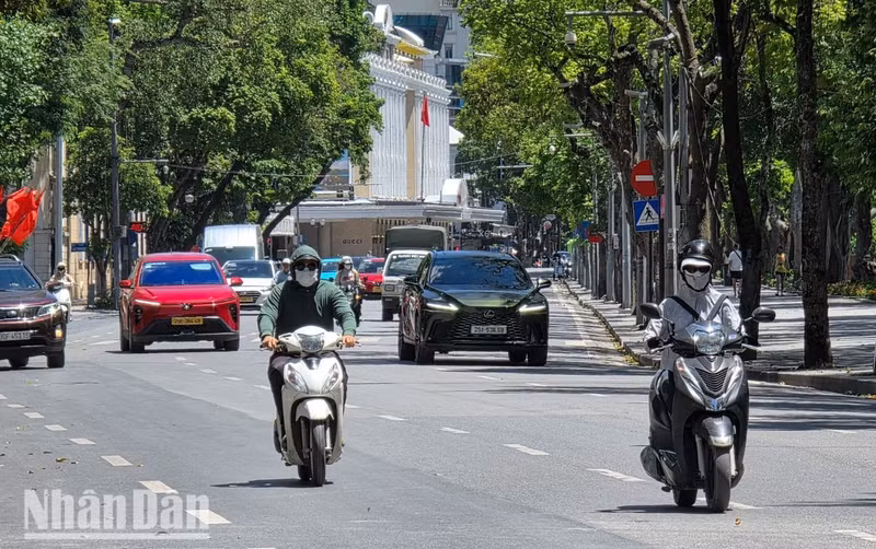 Vietnam's Autumn Sees Unseasonal Heat in North, Local Downpours in South