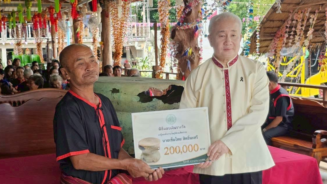 Man Awarded 200,000 Baht for Discovery of Ancient Bronze Drum