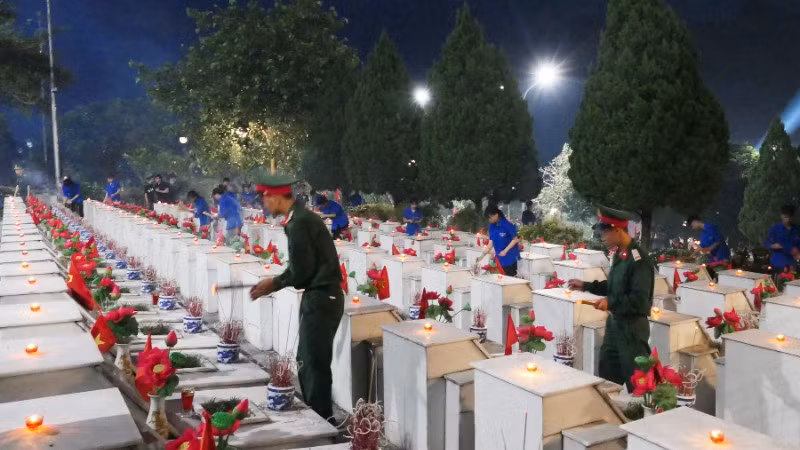 Vietnam Holds Candle-Lighting Ceremony and Art Program to Honor Fallen Heroes