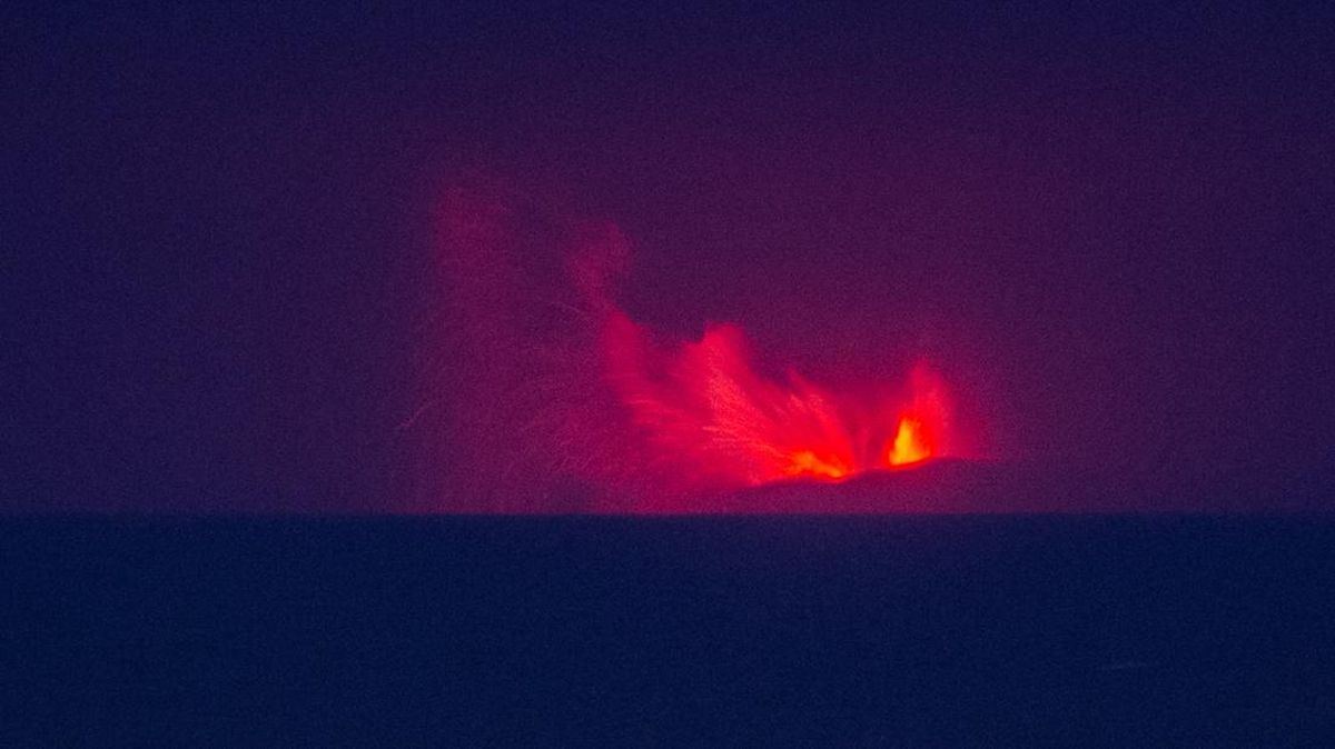 Anak Krakatau Volcano Ash Reaches Jakarta, Airport Temporarily Closed